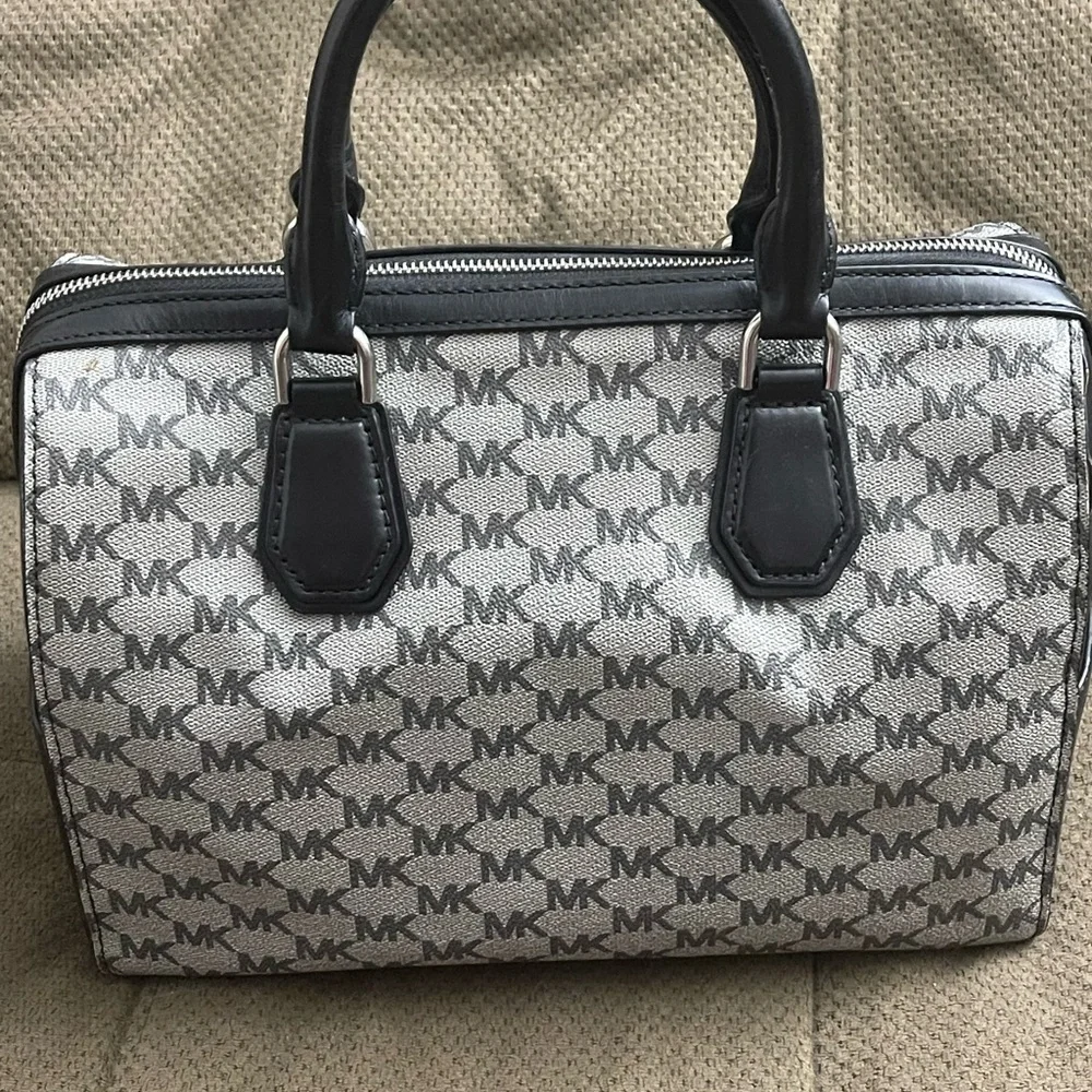 Michael Kors Signature MK Bedford Satchel in Gray/Black